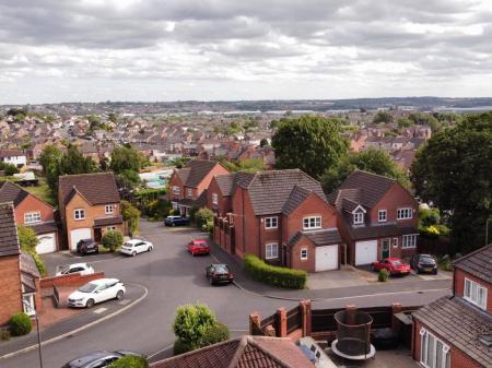 4 bedroom Detached house for sale in Bretby Hollow, Swadlincote, DE11