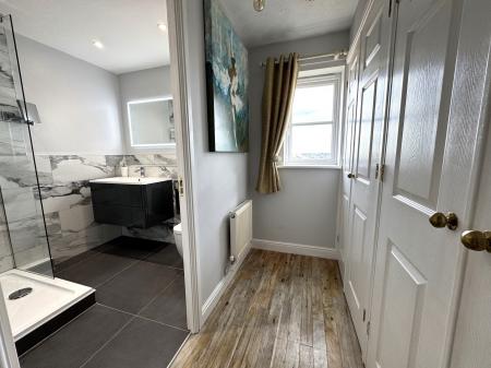 4 bedroom Detached house for sale in Bretby Hollow, Swadlincote, DE11