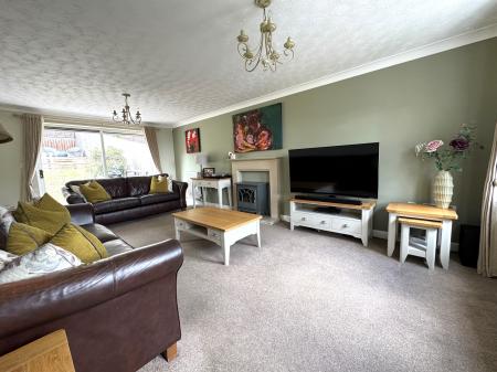 4 bedroom Detached house for sale in Bretby Hollow, Swadlincote, DE11