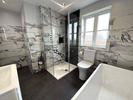 4 bedroom Detached house for sale in Bretby Hollow, Swadlincote, DE11