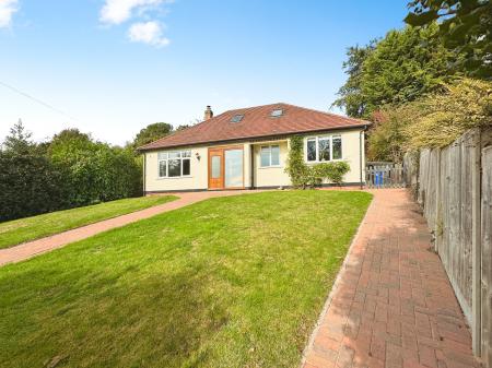 3 bedroom Detached house for sale in Lyndham Avenue, Stapenhill, Burton-on-Trent, DE15