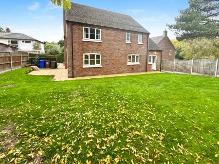 4 bedroom Detached house for sale in Newton Road, Burton-on-Trent, DE15