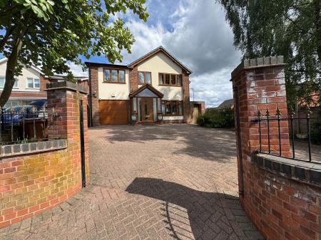 4 bedroom Detached house for sale in Queens Drive, Midway, Swadlincote, DE11