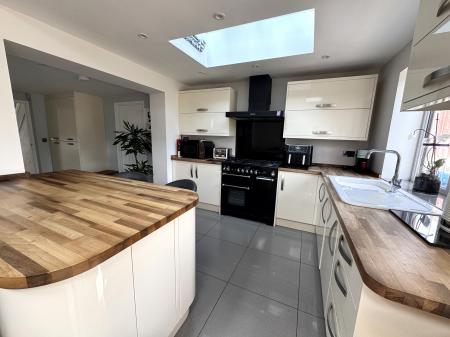 4 bedroom Detached house for sale in Queens Drive, Midway, Swadlincote, DE11