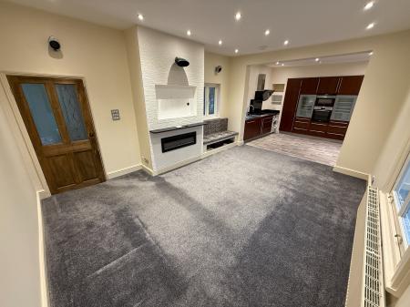 2 bedroom Flat to let in Church Street, Swadlincote, DE11