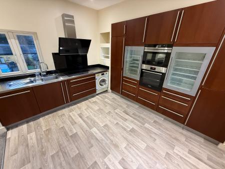 2 bedroom Flat to let in Church Street, Swadlincote, DE11