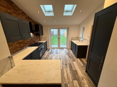 3 bedroom Semi-detached house to let in Dundee Road, Midway, DE11