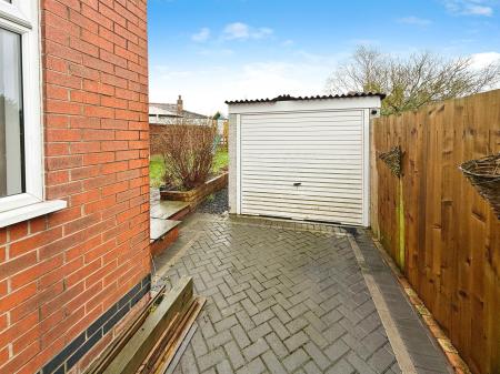 3 bedroom Semi-detached house to let in Dundee Road, Midway, DE11