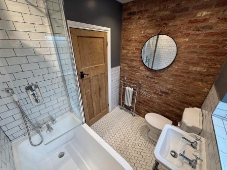 3 bedroom Semi-detached house to let in Dundee Road, Midway, DE11