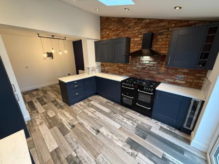 3 bedroom Semi-detached house to let in Dundee Road, Midway, DE11