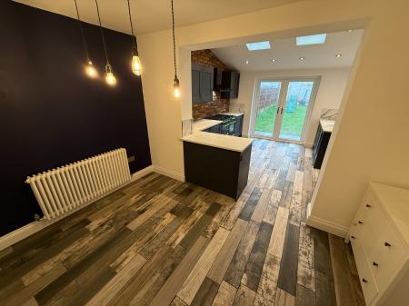 3 bedroom Semi-detached house to let in Dundee Road, Midway, DE11