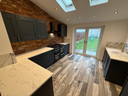 3 bedroom Semi-detached house to let in Dundee Road, Midway, DE11