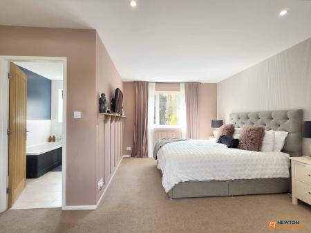 5 bedroom Detached house for sale in Abbotts Oak Drive, Coalville, LE67