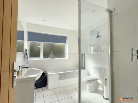 5 bedroom Detached house for sale in Abbotts Oak Drive, Coalville, LE67