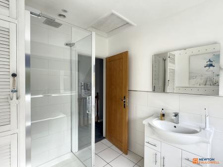 5 bedroom Detached house for sale in Abbotts Oak Drive, Coalville, LE67