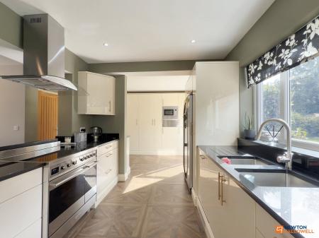 5 bedroom Detached house for sale in Abbotts Oak Drive, Coalville, LE67