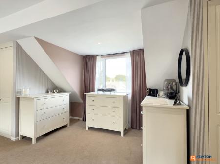 5 bedroom Detached house for sale in Abbotts Oak Drive, Coalville, LE67