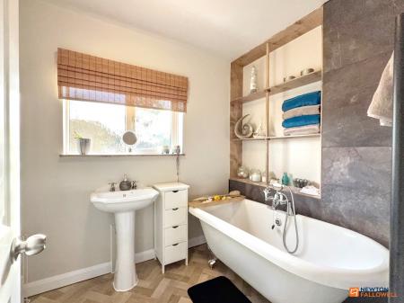 4 bedroom Detached house for sale in Buckingham Road, Coalville, LE67