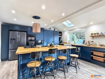 4 bedroom Detached house for sale in Buckingham Road, Coalville, LE67