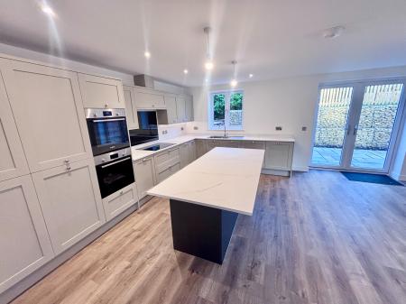 5 bedroom Detached house to let in Holly Croft, Oakthorpe, DE12