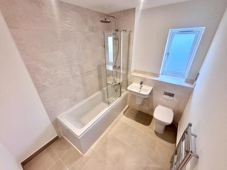 5 bedroom Detached house to let in Holly Croft, Oakthorpe, DE12