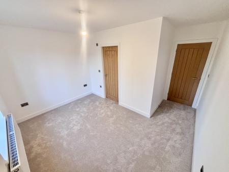 5 bedroom Detached house to let in Holly Croft, Oakthorpe, DE12