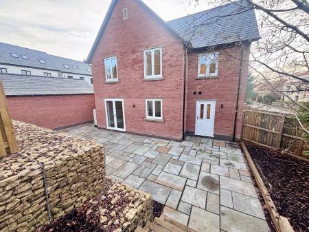 5 bedroom Detached house to let in Holly Croft, Oakthorpe, DE12