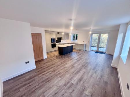 5 bedroom Detached house to let in Holly Croft, Oakthorpe, DE12