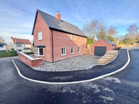 5 bedroom Detached house to let in Holly Croft, Oakthorpe, DE12