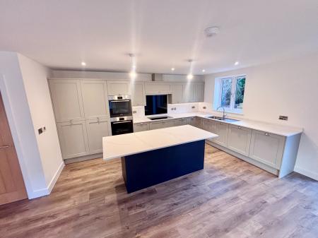 5 bedroom Detached house to let in Holly Croft, Oakthorpe, DE12