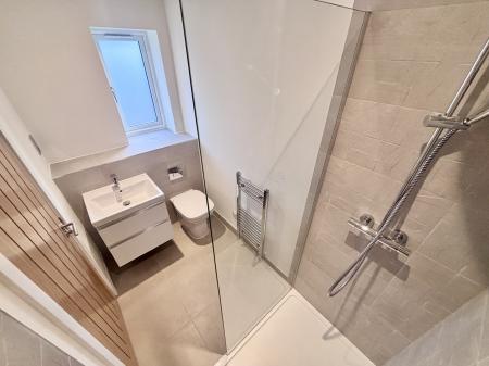 5 bedroom Detached house to let in Holly Croft, Oakthorpe, DE12