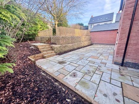 5 bedroom Detached house to let in Holly Croft, Oakthorpe, DE12