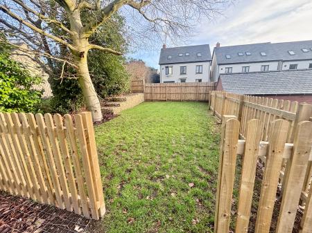 5 bedroom Detached house to let in Holly Croft, Oakthorpe, DE12