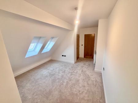 5 bedroom Detached house to let in Holly Croft, Oakthorpe, DE12