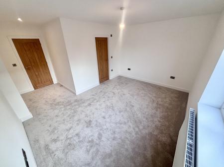 5 bedroom Detached house to let in Holly Croft, Oakthorpe, DE12