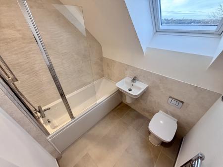 4 bedroom Detached house to let in Holly Croft, Oakthorpe, DE12