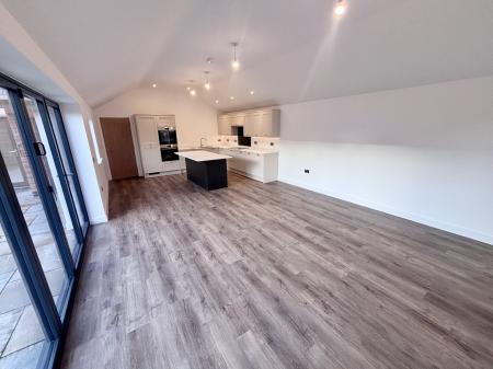 4 bedroom Detached house to let in Holly Croft, Oakthorpe, DE12