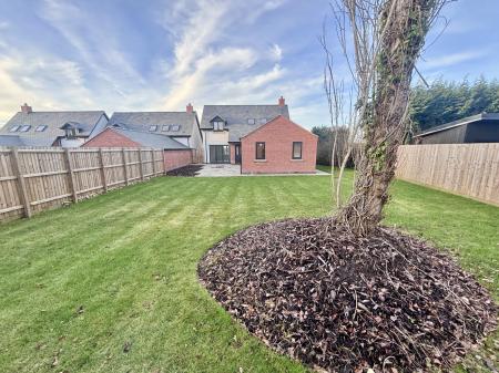 4 bedroom Detached house to let in Holly Croft, Oakthorpe, DE12