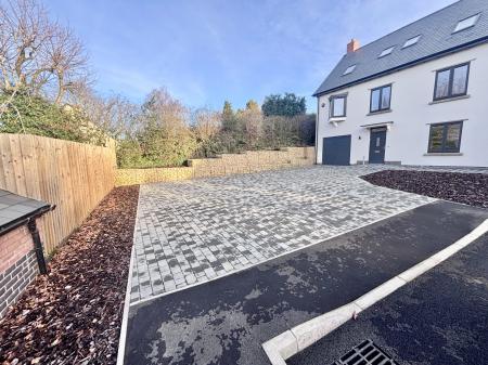 4 bedroom Detached house to let in Holly Croft, Oakthorpe, DE12