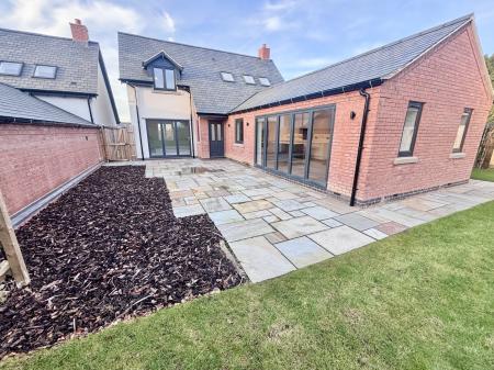 4 bedroom Detached house to let in Holly Croft, Oakthorpe, DE12