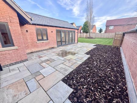 4 bedroom Detached house to let in Holly Croft, Oakthorpe, DE12