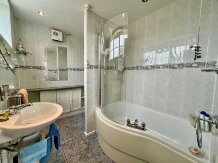 4 bedroom Detached house for sale in Barrowby Road, Grantham, NG31