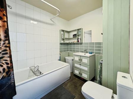 4 bedroom Terraced House for sale in Dudley Road, Grantham, NG31