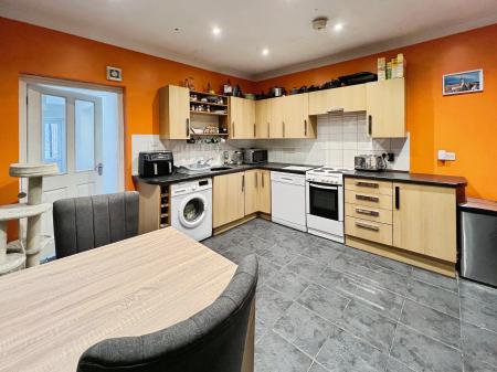 4 bedroom Terraced House for sale in Dudley Road, Grantham, NG31