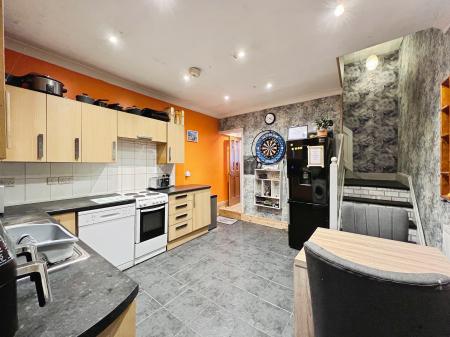 4 bedroom Terraced House for sale in Dudley Road, Grantham, NG31