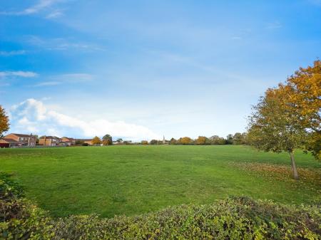 3 bedroom Bungalow for sale in Longcliffe Road, Grantham, NG31