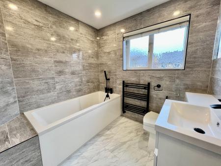 5 bedroom Detached house for sale in Barrowby Road, Grantham, NG31