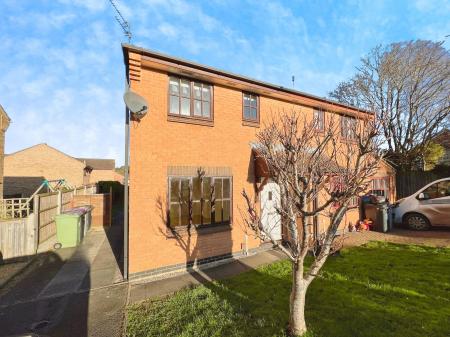 3 bedroom Semi-detached house for sale in Sunningdale, Grantham, Grantham, NG31