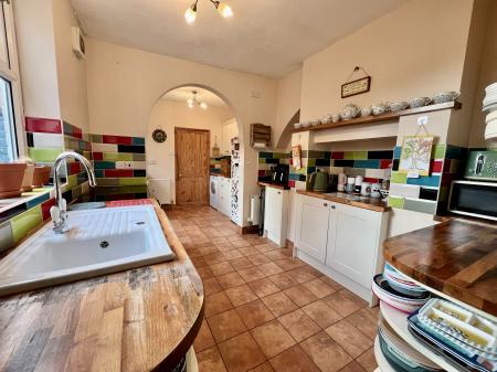 4 bedroom Semi-detached house for sale in Belvoir Avenue, Grantham, NG31