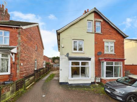4 bedroom Semi-detached house for sale in Belvoir Avenue, Grantham, NG31